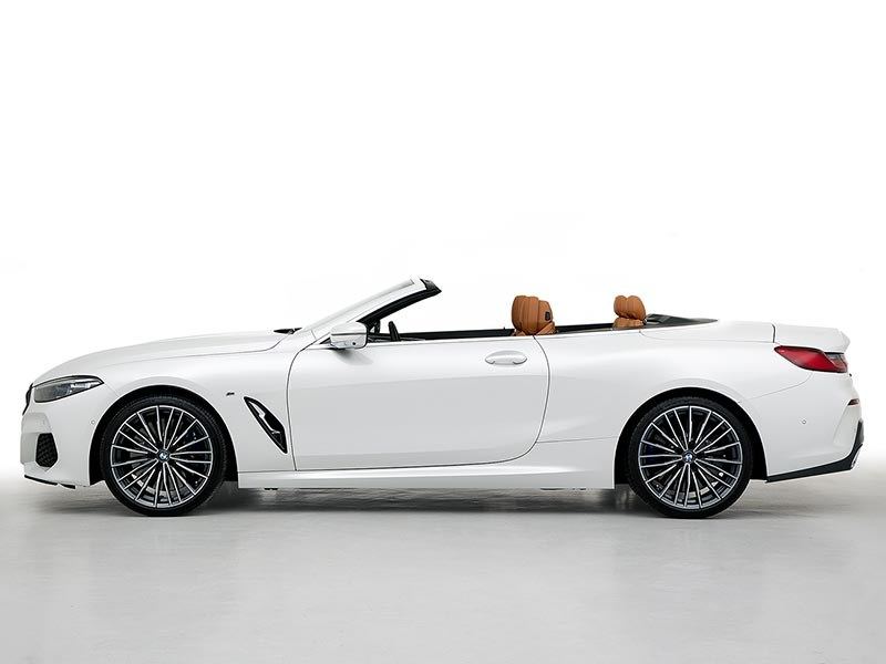 BMW M850i Cabriolet サイドビュー
